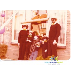 Carnaval 1981 Klaproosstraat een kamerbreed tapijt Coll.Lamers-Hendriks